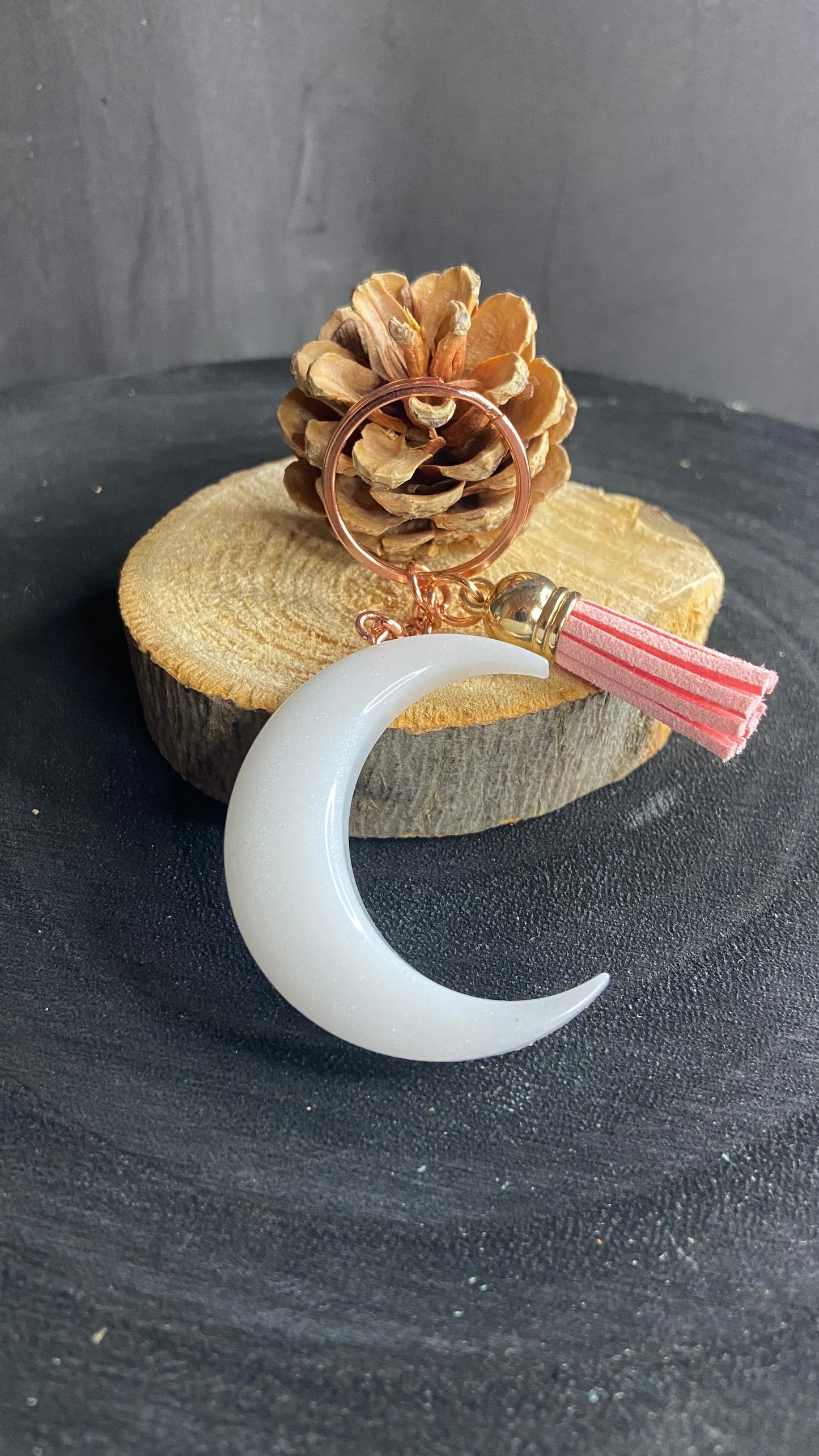 Porte clé Lune - Blanc & Pompon Rose